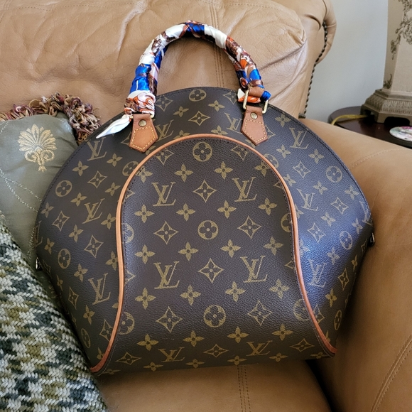 Louis Vuitton Monogram Elipse PM Handbag - Picture 4 of 16
